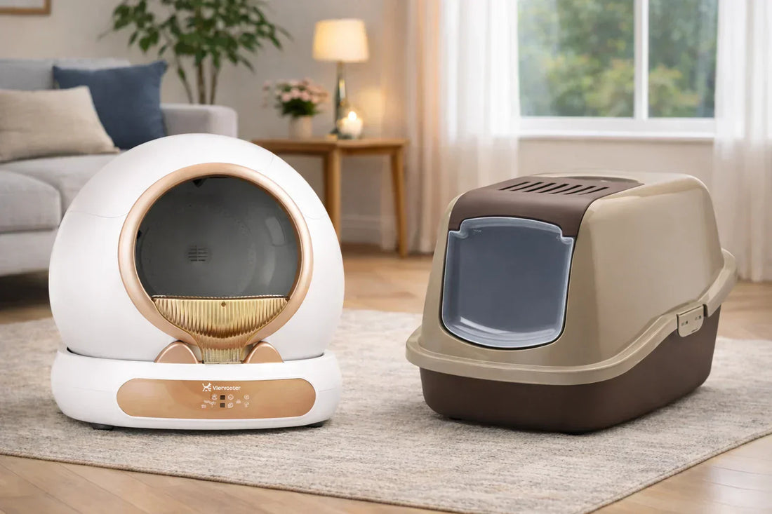 Automatische kattenbak naast traditionele