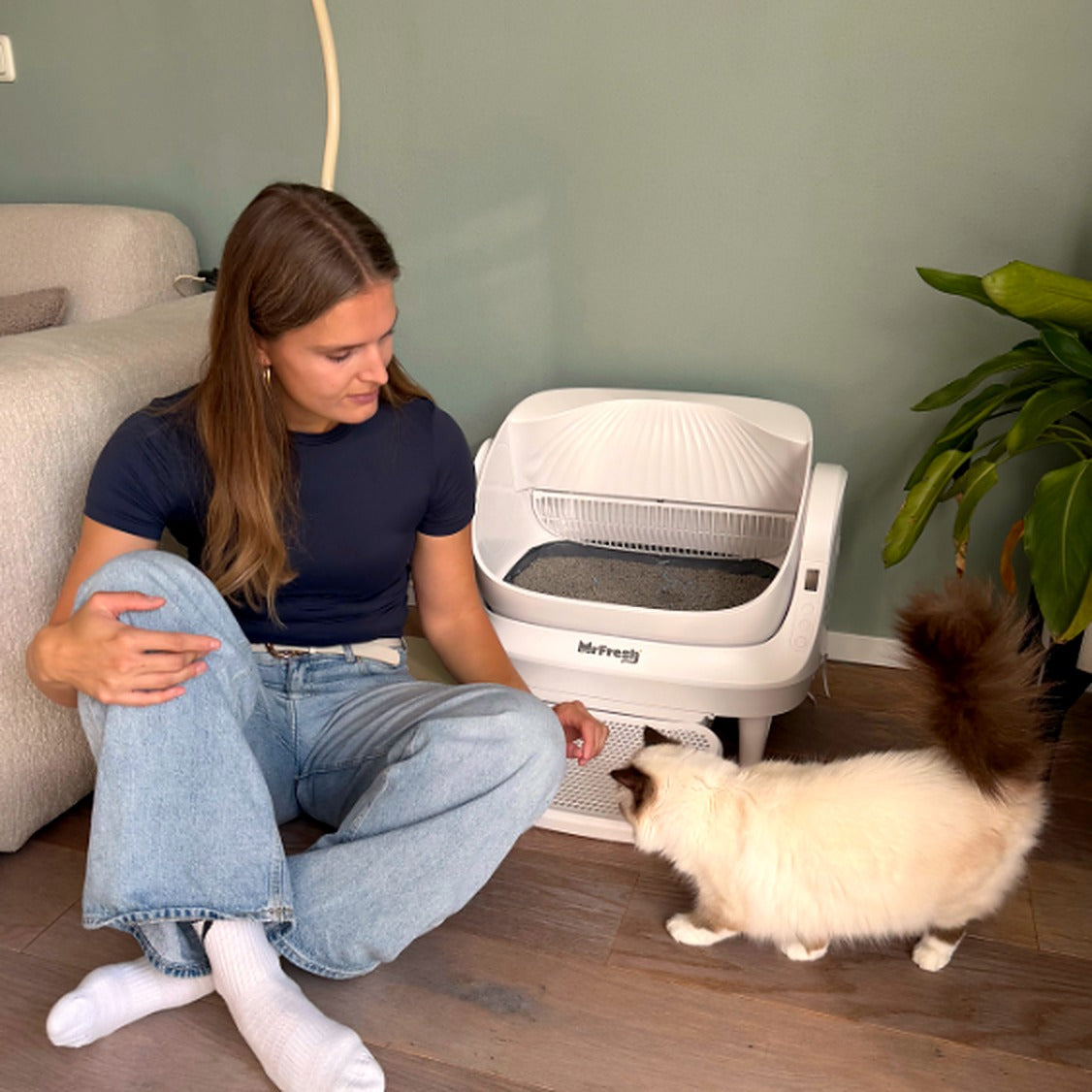 Baasje met kat naast de MrFresh OpenMax automatische kattenbak